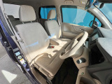フロントシートのお写真です。 広い足元と、ゆったり座れるシートは長時間の運転でも疲れにくくなっております♪