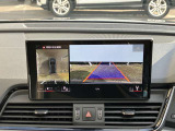 サラウンドビューカメラ装備 車両の4つのカメラから得た映像を合成し、上空から眺めているような映像をモニターに映し出します。車両周辺の歩行者や障害物などの発見に役立ちます。