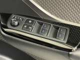 格納式リモコンドアミラーと、パワーウィンドウマスタースイッチです。車内の換気も運転席から簡単に行えます。