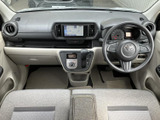 運転席まわりを広く見渡せるレイアウトで、前方の視界もすっきり。明るい色合いのシートと内装が調和し、運転席・助手席のどちらからも落ち着いて過ごせます。