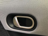 車の乗り降りの際に必ず触るドアハンドルです。使用感が気になる方はお気軽にお申し付けくださいませ。