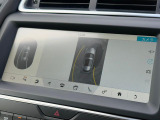 【全周囲カメラとセンサー】は狭い場所でも安心して駐車できるようにサポート。タッチスクリーンの表示と音で障害物との距離を確認できます。車幅感覚に慣れていない方や駐車の苦手な方には必見の装備といえます♪