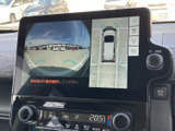 後退時に後方映像と車両周辺の表示をモニターで確認でき、駐車時の目安として役立ちます。画面表示を活用しながら、周囲を直接確認して操作いただけます。