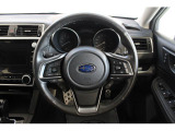 電動パーキングブレーキを採用しております。発進時はシートベルトをした状態でアクセルを踏むだけで解除できます。