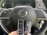 手元のスイッチを含め、運転席から確認しやすい配置です。握りやすい形状で日常の運転をサポートし、計器類も視界に収まるため、前方を見ながら操作しやすい仕様です。