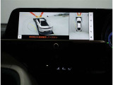 サイドクリアランスビュー表示中に、旋回時の運転操作に合わせて自動で車両を斜め後方から見たような映像を表示。