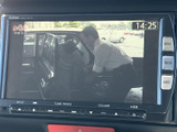 テレビ映像を楽しめる画面を備え、停車中の待ち時間にも活用できます。画面には放送内容が表示され、操作ボタンも周囲にまとまった構成です。お出かけ先で休憩する際など、停車中の時間を過ごすのに便利です。