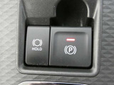 停車時にブレーキペダルから足を離しても車を停止状態に保つ機能で、信号待ちや渋滞での負担軽減に役立ちます。
