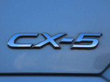 【CX-5】上質感と精悍さを兼ね備え、ワイド感を強調した意匠。オールラウンドな機能美と品格、洗練されたデザイン。