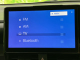FM・AMラジオやテレビ、Bluetoothの選択肢が一覧で表示され、使いたい音源を確認しやすい画面です。項目が見やすく並び、日常の音楽やラジオ利用に便利です。