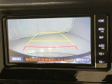 車庫入れなど後進運転時に死角をモニターで確認ができて安全です♪ ステアリング操作の参考になるガイド線も表示しますので車庫入れがニガテな方も安心ですネ!