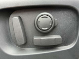 【電動シート】シートポジションは電動にて微調節が可能になります。