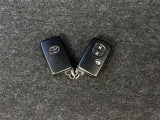 キーを取り出さずにドアを施錠&解錠。クルマの始動も可能です。