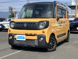 洗練された印象の丸型ライトと力強いバンパーが目を引きます。明るいボディカラーとの組み合わせも印象的で、正面から存在感のある佇まいをお楽しみいただけます。