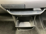 お気に入りのCDなどが収納できる格納式ボックス★