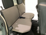 後席はワークスタイルに合わせて作業空間をアレンジします。左右分割で収納でき、段差のないフラットな荷室スペースを作り出すシートです。