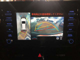 全周囲の画像が表示されます。 運転席から見づらい個所なども、上空から見たような映像で確認できます。  映像の切替もでき、後方確認だけでなく大変便利な機能です。