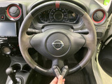 握りやすい形状のステアリングに各種スイッチを備え、運転中に手元で操作できる便利な仕様です。メーターも正面に収まり、前方を見ながら必要な情報を確認しやすい配置です。