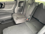 ☆ゆったりした座り心地のリアシート☆目立った擦れや汚れもありません☆背もたれを前に倒せば荷室が広がり、たくさんの荷物にも対応出来ます☆座面の跳ね上げも可能で高さのある荷物も積めます☆