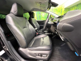 運転席まわりには十分なスペースがあり、大柄な方でもゆったり運転していただける環境です。