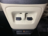 パワーウインドウは運転席で全席のドア2枚とも上下の操作ができるようになっています。