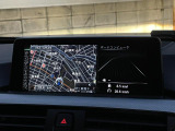 【純正ナビゲーション】BMWのナビゲーションは操作性も良く、詳細な地図情報と交通状況を見やすく表示し、快適なドライビングをサポートしながら目的地までナビゲートします