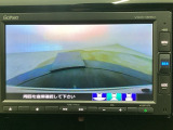 【バックカメラ】運転が苦手な方も車庫入れラクラクです!ギアをリバースに入れれば自動的に切り換わりますので、面倒な操作は不要です♪狭い駐車場もお車を傷つけず安心ですね!