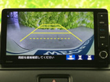 後方の様子を画面で確認しながら駐車でき、ガイドラインが車庫入れの目安になります。周囲を直接確認する案内も表示されるため、目視と組み合わせて使える便利な装備です。