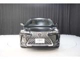 エクステリアは、一目でLEXUSとわかるスピンドルグリルを起点に、人が乗るキャビンの前後を大胆に絞り込んだ菱形のボディと力強く張り出したホイールフレアを融合させ、タイヤの存在を強調しています。
