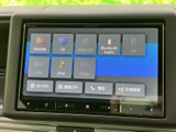 複数のメディアや音源を画面から選べるメニュー表示で、使いたい機能を見つけやすい構成です。タッチ操作で選択できるため、普段使いのオーディオや情報機能を切り替える際にも便利です。