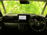 前方へ広がるフロントガラスとすっきりしたダッシュボードで、運転席から周囲を見渡しやすい室内空間です。ナビ画面も目に入りやすい位置にあり、日常の移動を快適に支えます。