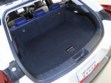 後席使用時でも、十分な荷室空間を確保しております。