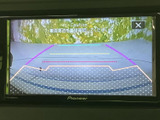 後方の映像に加えて目安となるガイド線が表示され、駐車時に車両周辺を確認する際に役立ちます。画面を見ながら周囲にも目を配れるため、車庫入れや駐車場での操作をサポートします。
