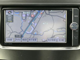 画面上で周辺の道路や地図情報を確認でき、目的地までの道順を調べる際に便利です。表示切替の項目も備わり、必要に応じて見たい情報を選びやすい案内画面です。
