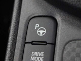 駐車したいスペースの横に停車後、開始スイッチを押すとステアリング・アクセル・ブレーキ操作を制御して駐車操作をアシストして駐車を完了させる「アドバンストパーク」が装備されています。