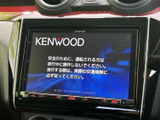 KENWOOD製のナビ・オーディオを装着し、画面上には安全運転に関する案内が表示されています。中央にまとまった設置で確認しやすく、移動中の情報確認にも役立つ装備です。