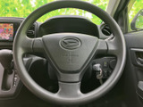握りやすい形状で、運転席から自然に手を添えられるステアリングです。前方を見ながら運転姿勢を保ちやすく、毎日の移動を快適にサポートします。