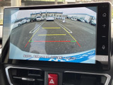 後方の映像に加えて目安となるガイド線も表示され、駐車時の後方確認をサポートします。周囲の状況を目で確かめながら、車庫入れや切り返しを行いたい場面で役立つ装備です。