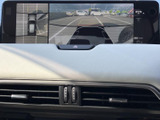 後方の映像に加えて車両周辺の表示もあり、駐車時に周囲との距離感を確認する際に便利です。目視での安全確認と合わせて、駐車場でのバック操作をサポートしてくれます。