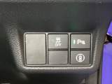 Hondaセンシング用の、VSA(ABS+TCS+横滑り抑制)解除と路外逸脱抑制機能のオンオフスイッチなどはハンドルの右側に装備しています。