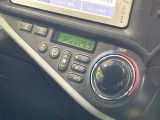 【オートエアコン】一度お好みの温度に設定すれば、車内の温度を検知し風量や温度を自動で調整。暑い&hellip;寒い&hellip;と何度もスイッチ操作をする必要はありません。快適な車内空間には必須の機能ですね♪