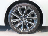 純正のアルミホイール装着車です。タイヤサイズは225/40R18です。