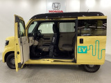 床は低く、天井は高く、すみずみまで使える四角い荷室の大空間です。運転席以外の空間すべてに荷物が積める!。助手席側センターピラーレス (ドアインピラー構造)です。