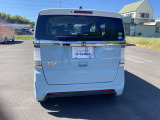 後席に人が乗っていても荷物を積みやすい荷室スペースを確保!左右分割式のリアシートスライド機構により、乗車人数や荷物に合わせて調整できます。