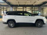 Jeep伝統の7スロットグリルは一目でジープだとわかります。