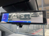 インテリジェント ルームミラー 車両後方に装着した高解像度カメラの映像をミラー面に映し出すので、車内の状況、天候等に影響されずクリアな後方視界を確保出来ます。※スイッチにて通常のミラーへ切替が出来ます
