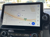 地図を大きく表示でき、現在地や周辺の道路を確認しやすい画面です。タッチ操作で目的地の検索などができ、初めての場所へ向かう際にも便利にお使いいただけます。