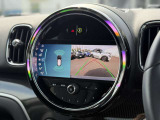 後方の映像を車載画面に表示するバックカメラ。駐車や車庫入れをサポートし、ガイドラインで距離や角度を確認でき、安全でスムーズな運転を助けます。