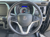 スイッチ類が手元にまとまり、運転姿勢を保ちながら扱いやすい設計です。メーター類も視界に入りやすく、日々の運転で便利にお使いいただけます。