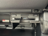 【ETC】有料道路を利用する際に料金所で停止することなく通過できる、ETC車載器(ノンストップ自動料金収受システム機器)が装備されています。セットアップを行うことで利用可能になります。